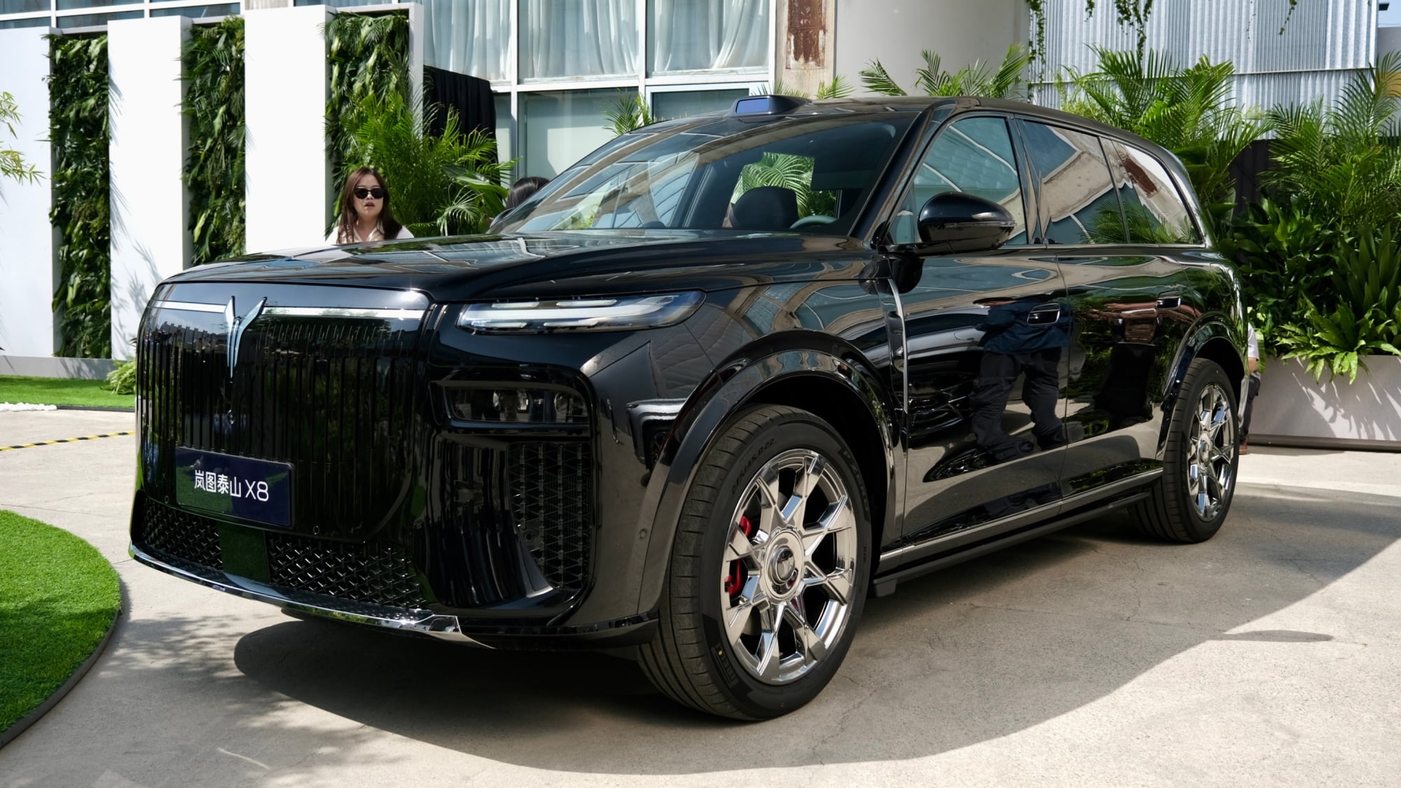 Voyah Taishan X8 2026 — чёрный, вид спереди
