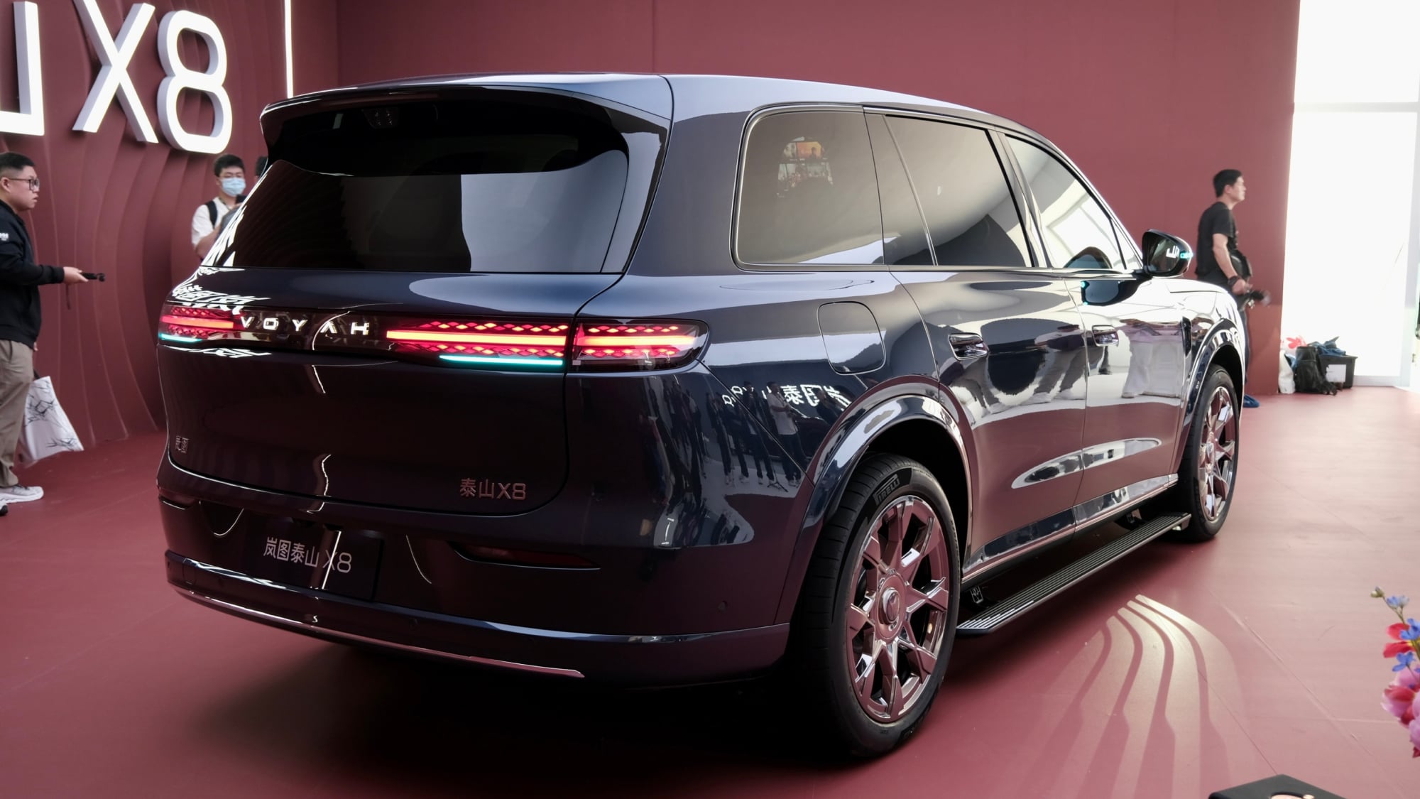 Voyah Taishan X8 2026 — сзади у стенда