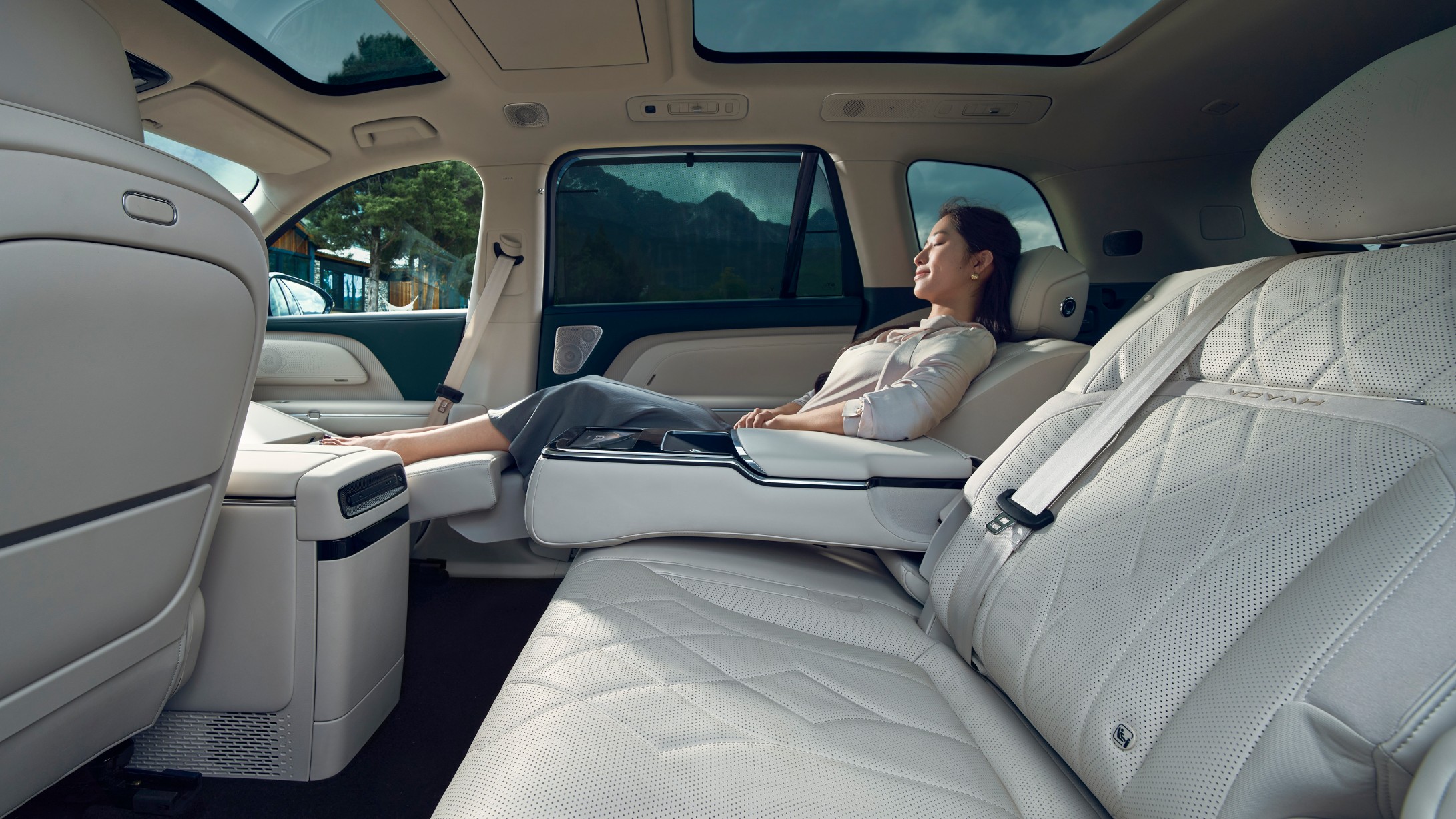 Voyah Taishan X8 2026 — белый салон